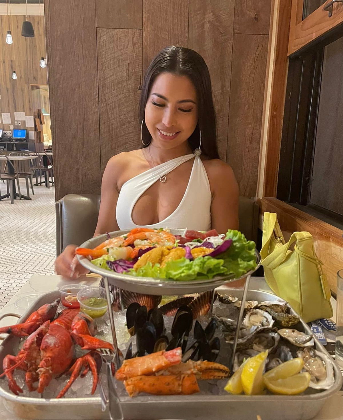 Bộ trang phục gợi cảm của Huỳnh Thủy Triều khiến nhiều người liên tưởng đến bộ đồ của nhân vật Catwoman nhưng điểm khác biệt chính là chất liệu co giãn, không quá kín mít, bó sát, gây bức bí như bộ đồ da jumpsuit toàn thân như phiên bản gốc.