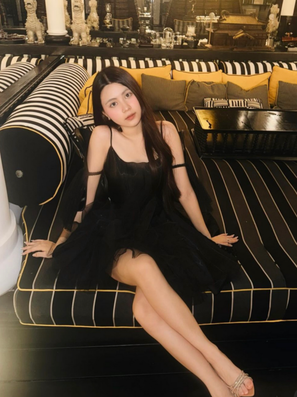 Khác với Lọ Lem mang vibe nàng thơ, Hạt Dẻ lại được nhận xét có vẻ đẹp sắc sảo và thần thái lạnh lùng hơn so với chị gái.