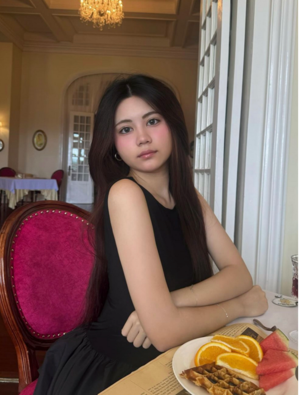 Được biết, Đây cũng là lần hiếm hoi Hạt Dẻ mặc áo khở lưng và khoét sâu đến vậy.