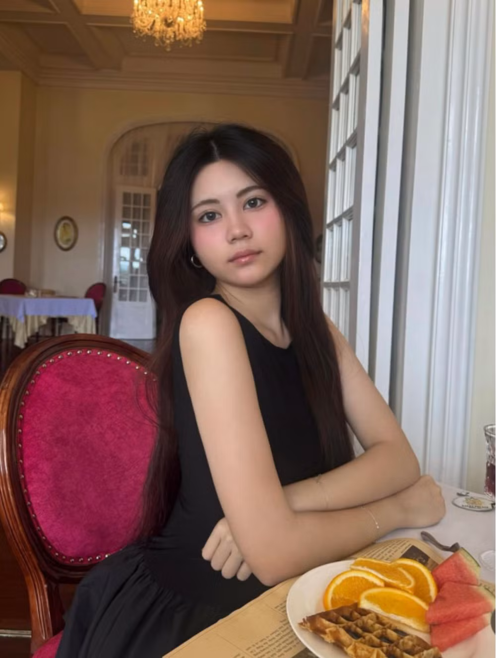 Được biết, Đây cũng là lần hiếm hoi Hạt Dẻ mặc áo khở lưng và khoét sâu đến vậy.