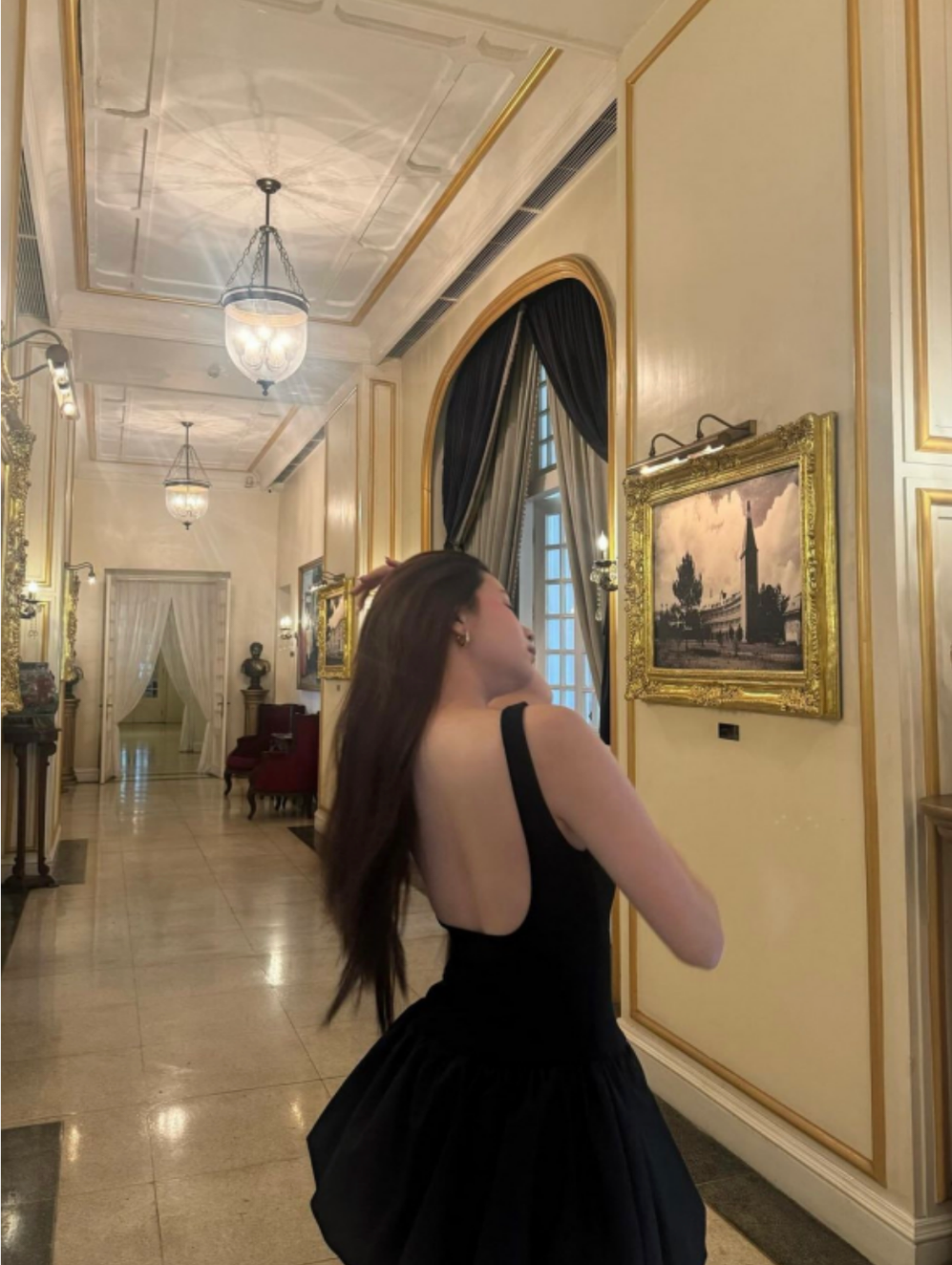 Trong bức ảnh mới đăng tải lên trang cá nhân, Hạt Dẻ giật spotlight bằng tấm lưng trần mịn màng.