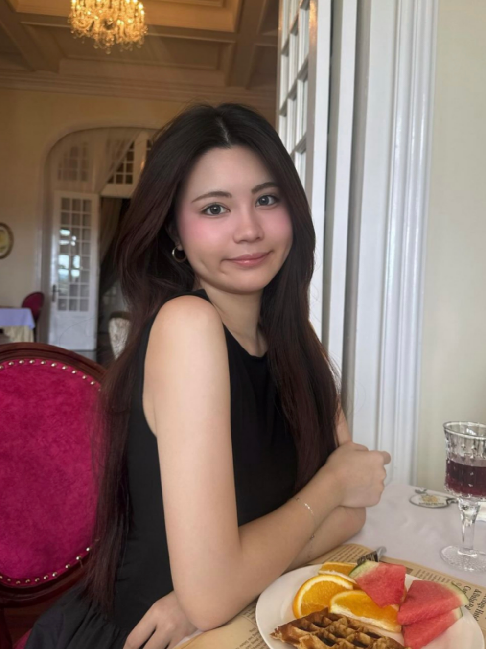 Giống như chị gái Lọ Lem, Hạt Dẻ nhận được nhiều sự yêu mến vì là con gái của MC Quyền Linh và có gương mặt xinh xắn.