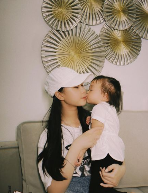 Nhìn hình ảnh Chi Bé trong màu tóc mới cực trendy, ít ai nghĩ đây đã là bà mẹ 2 con. Ở thời điểm hiện tại, cô nàng cũng trưởng thành hơn rất nhiều so với thời điểm vài năm trước.