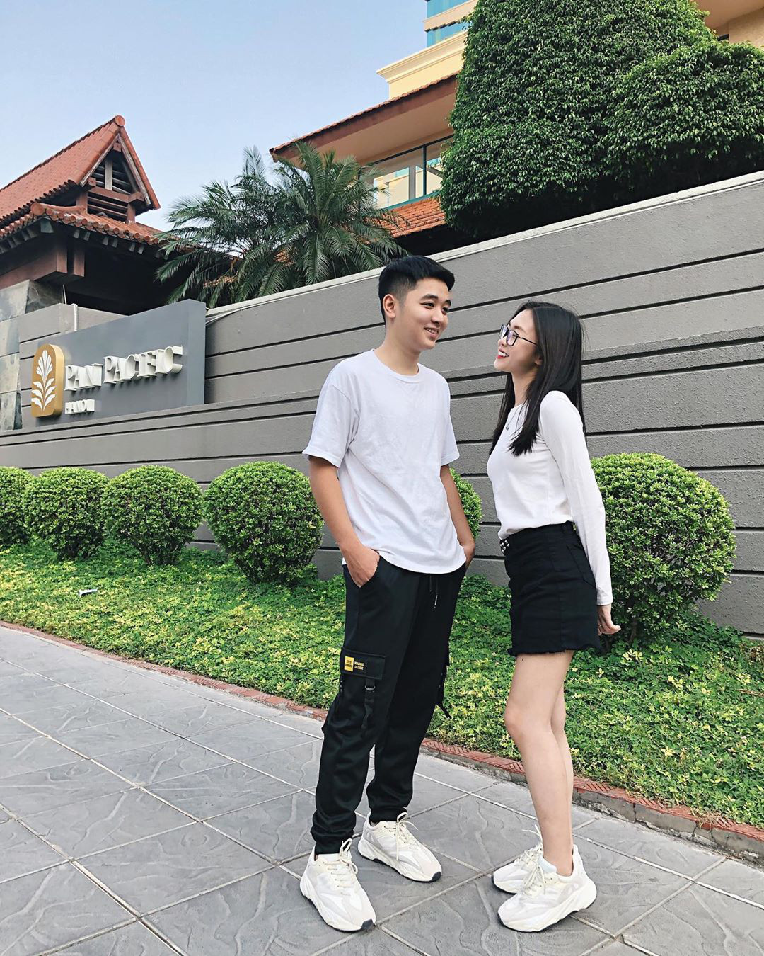 Đồng thời, hot teen 10X cũng từng công khai chia sẻ trên Facebook, cho biết hôn nhân của hai vợ chồng nhận được sự ủng hộ rất nhiều từ gia đình. Người giúp đỡ cô chăm sóc con cũng chính là bố mẹ hai bên.