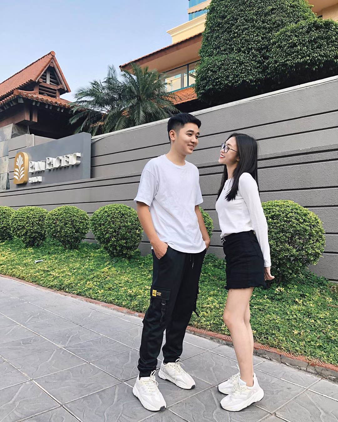 Đồng thời, hot teen 10X cũng từng công khai chia sẻ trên Facebook, cho biết hôn nhân của hai vợ chồng nhận được sự ủng hộ rất nhiều từ gia đình. Người giúp đỡ cô chăm sóc con cũng chính là bố mẹ hai bên.