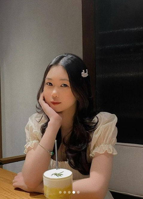 Nếu ai thường xuyên theo dõi Chi Bé sẽ không còn xa lạ với mái tóc đen truyền thống của cô nàng.