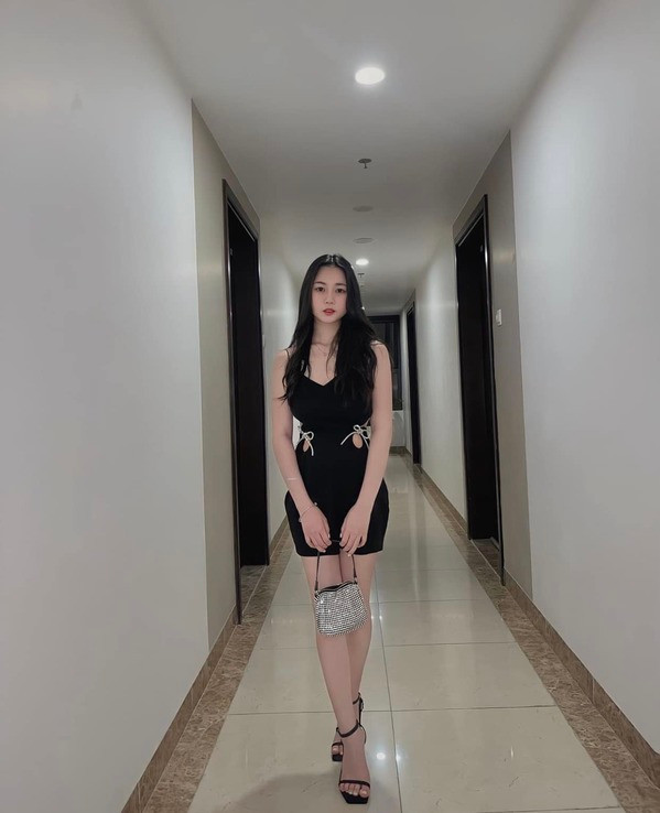 Làm mẹ khi còn quá trẻ tuổi nhưng dường như Chi Bé không gặp quá nhiều khó khăn, cô vẫn thường xuyên cập nhật hình ảnh hạnh phúc của bản thân và gia đình nhỏ.