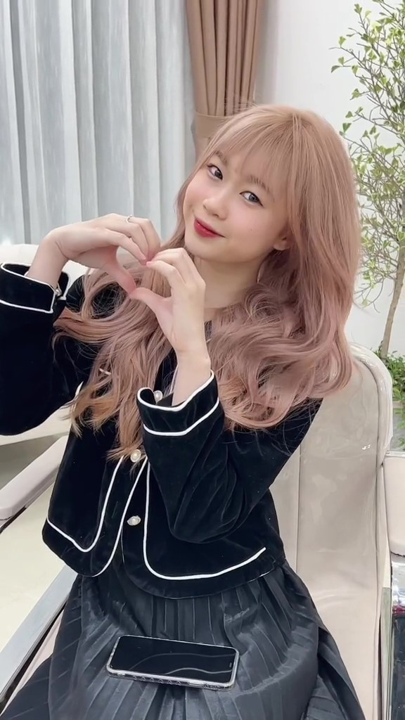 Mới đây, trên mạng bất ngờ xuất hiện một đoạn video của Chi Bé trong màu tóc mới. Khi được hỏi hiện đang làm gì, cô nàng cũng vui vẻ đáp mình đang làm vợ và làm mẹ, hai công việc thiêng liêng nhất.