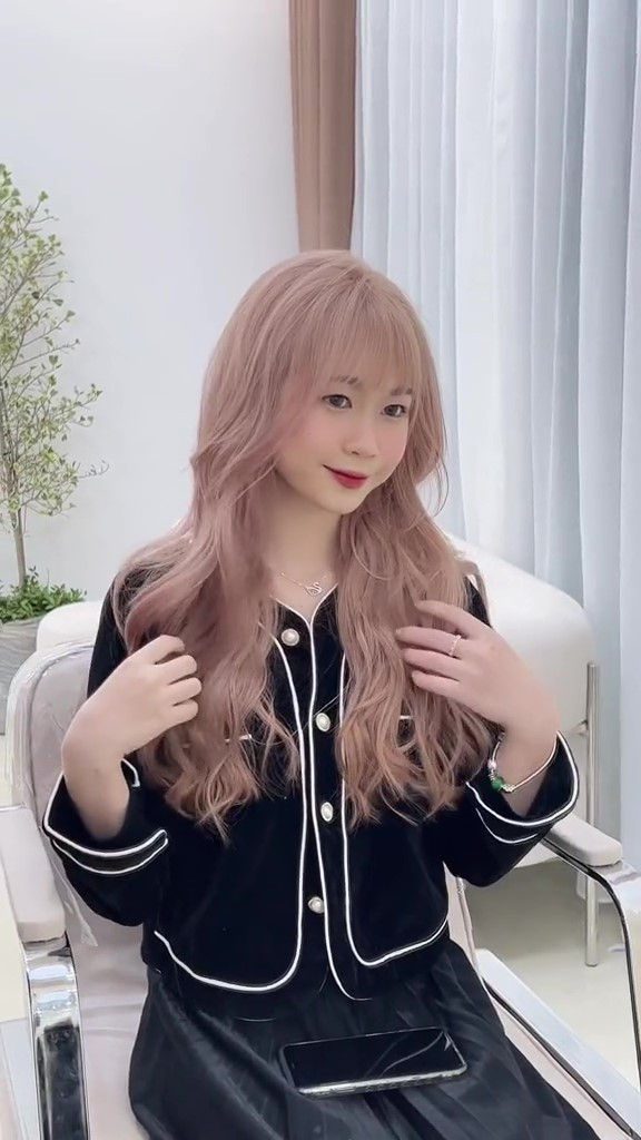 Dù là một trong những hot teen đình đám một thời nhưng dường như Chi Bé lại không chạy theo các màu tóc hot trend. Có lẽ vì sinh em bé nên cô nàng hạn chế tối đa hóa chất.