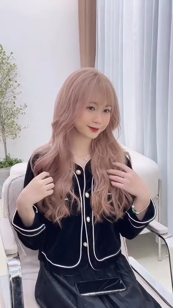 Dù là một trong những hot teen đình đám một thời nhưng dường như Chi Bé lại không chạy theo các màu tóc hot trend. Có lẽ vì sinh em bé nên cô nàng hạn chế tối đa hóa chất.