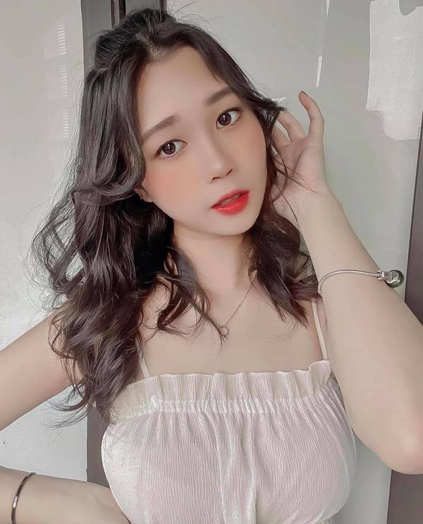 Thông báo của hot teen Chi Bé khiến nhiều người bất ngờ bởi tại thời điểm đó, cô nàng mới 19 tuổi.