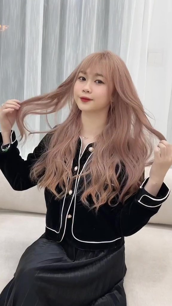 Với màu tóc sáng, Chi Bé dường như thay đổi hoàn toàn, trẻ trung, năng động hơn rất nhiều. Đồng thời, màu tóc rực rỡ cũng làm tôn lên làn da của cô, giúp nó trở nên trắng sáng, nổi bật hơn trước.