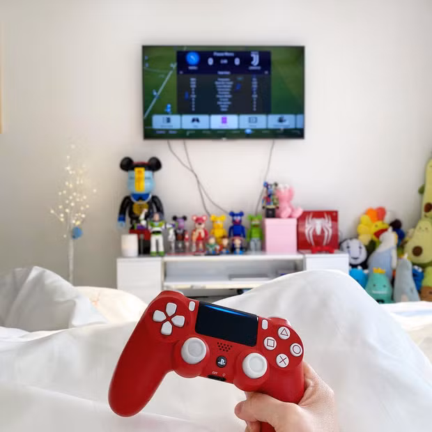 Phòng ngủ của vợ chồng Joyce Phạm còn tích hợp khả năng giải trí với bộ PS4 bản "spider man" siêu hiếm.