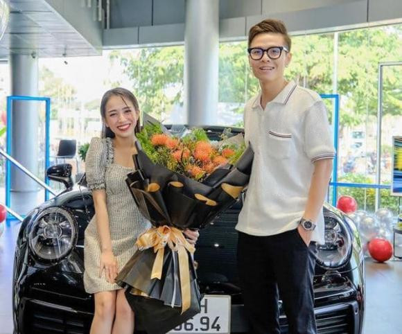 Cách đây ít ngày, vợ chồng con gái đại gia Minh Nhựa khoe bức ảnh vừa tậu siêu xe có giá gần chục tỷ.