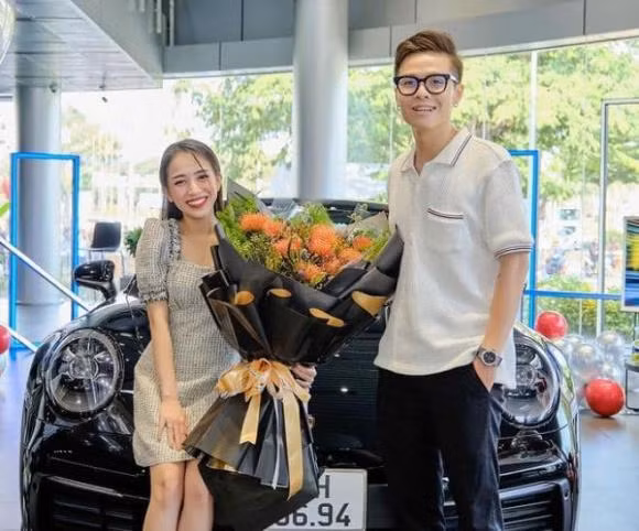 Cách đây ít ngày, vợ chồng con gái đại gia Minh Nhựa khoe bức ảnh vừa tậu siêu xe có giá gần chục tỷ.