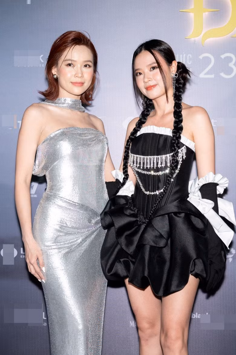 Dù diện trang phục với 2 phong cách khác nhau nhưng nhìn chung cả Sam và Midu đều khoe được vòng eo "con kiến", body không chút mỡ thừa mà bao chị em mơ ước.