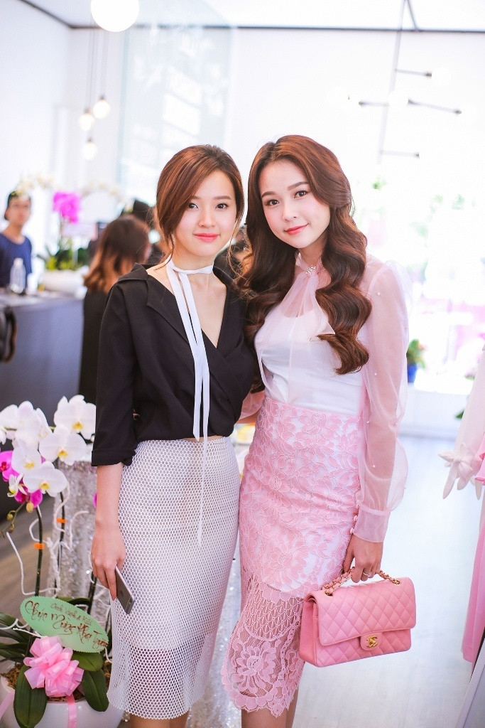 Bên cạnh đó, khán giả còn nhận xét rằng nhan sắc của 2 hot girl đời đầu sau bao năm vẫn xinh đẹp, trẻ trung và không tìm thấy dấu hiệu lão hóa. Nhìn vào hình ảnh, chẳng ai nghĩ cả 2 mỹ nhân đều đã bước vào độ tuổi U40.