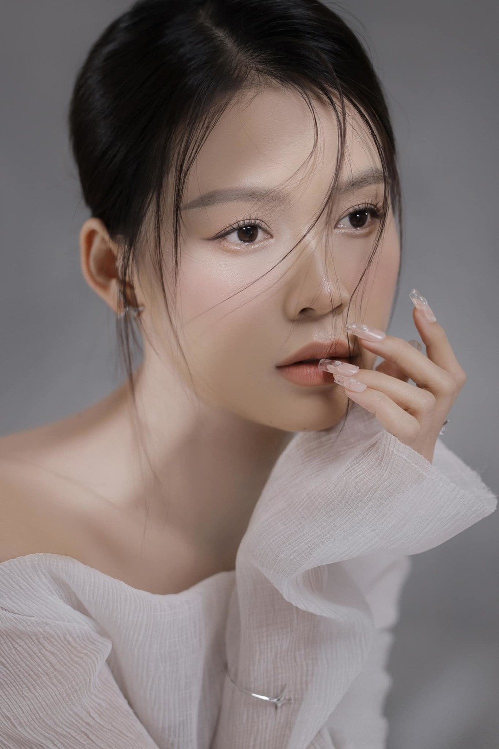 Trong khi nữ diễn viên Cô Thắm Về Làng đã được bạn trai cầu hôn và chỉ chờ ngày lên xe hoa, thì sao nữ phim 4 Năm 2 Chàng 1 Tình Yêu vẫn còn lẻ bóng.