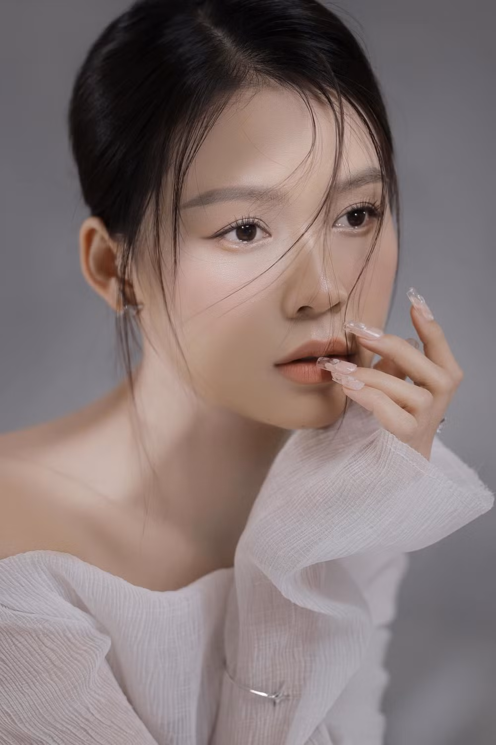 Trong khi nữ diễn viên Cô Thắm Về Làng đã được bạn trai cầu hôn và chỉ chờ ngày lên xe hoa, thì sao nữ phim 4 Năm 2 Chàng 1 Tình Yêu vẫn còn lẻ bóng.