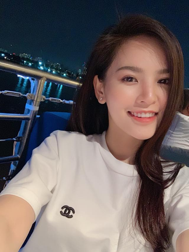 Bên cạnh đó, nhờ việc chăm chỉ rèn luyện thể hình và chiều cao gần 1m70, vóc dáng của người đẹp ngày càng quyến rũ khiến không ít cô gái phải ghen tị.