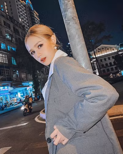 Tên tuổi của Xoài Non càng được quan tâm hơn khi kết đôi với Xemesis (sinh năm 1989) - nổi tiếng trong cộng đồng game với xuất thân giàu có.