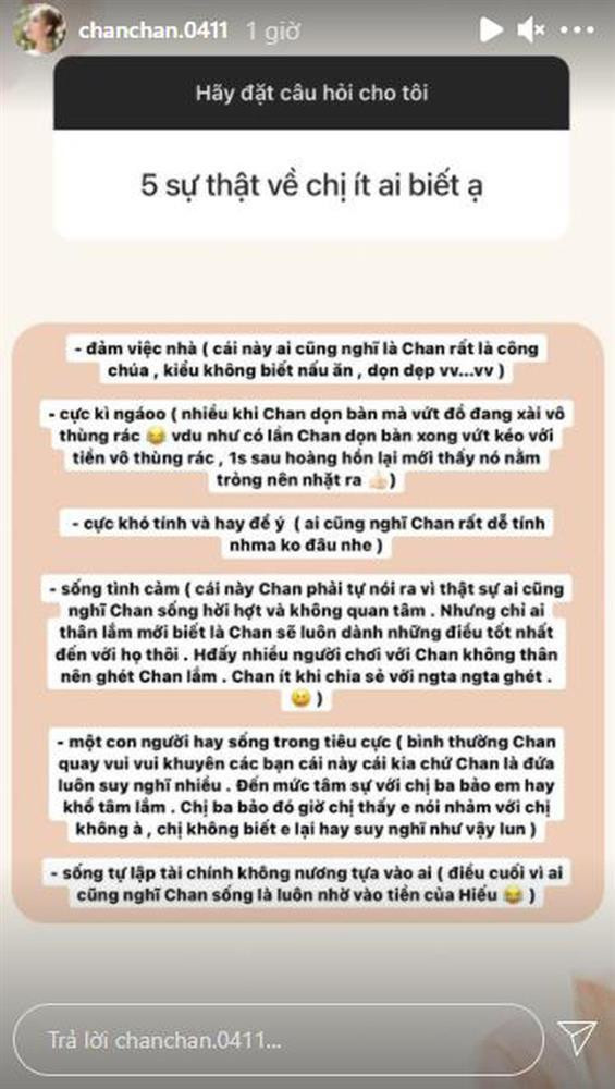 Theo đó, vợ streamer giàu nhất Việt Nam được một người dùng đặt câu hỏi yêu cầu cô dâu diện váy 28 tỷ tiết lộ 5 bí mật ít người biết về bản thân. Không ngần ngại, Xoài Non vô tư tiết lộ hết.