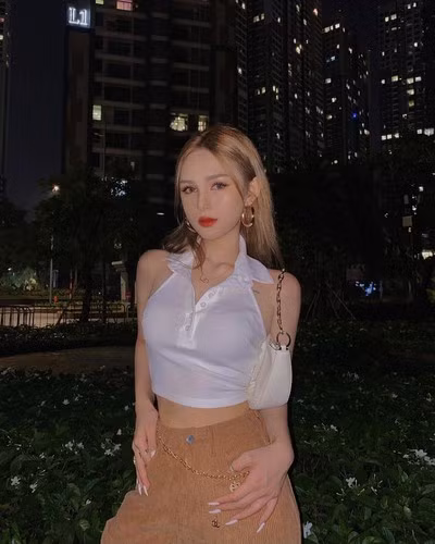 Xoài Non tên thật Trang Phạm (sinh năm 2002, biệt danh Xoài Non) được biết đến với danh xưng “hot girl Instagram”, sở hữu hàng trăm nghìn lượt theo dõi trên mạng xã hội.