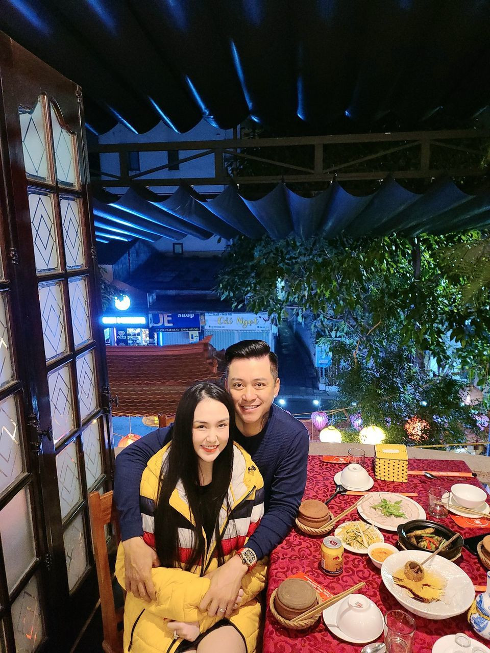 Tuấn Hưng hẹn hò cùng bà xã tại Huế. Anh viết: "Hơi lạnh một tí, đủ lãng mạn để nhớ lại lần đầu tiên 2 vợ chồng đi chơi lúc mới yêu nhau".