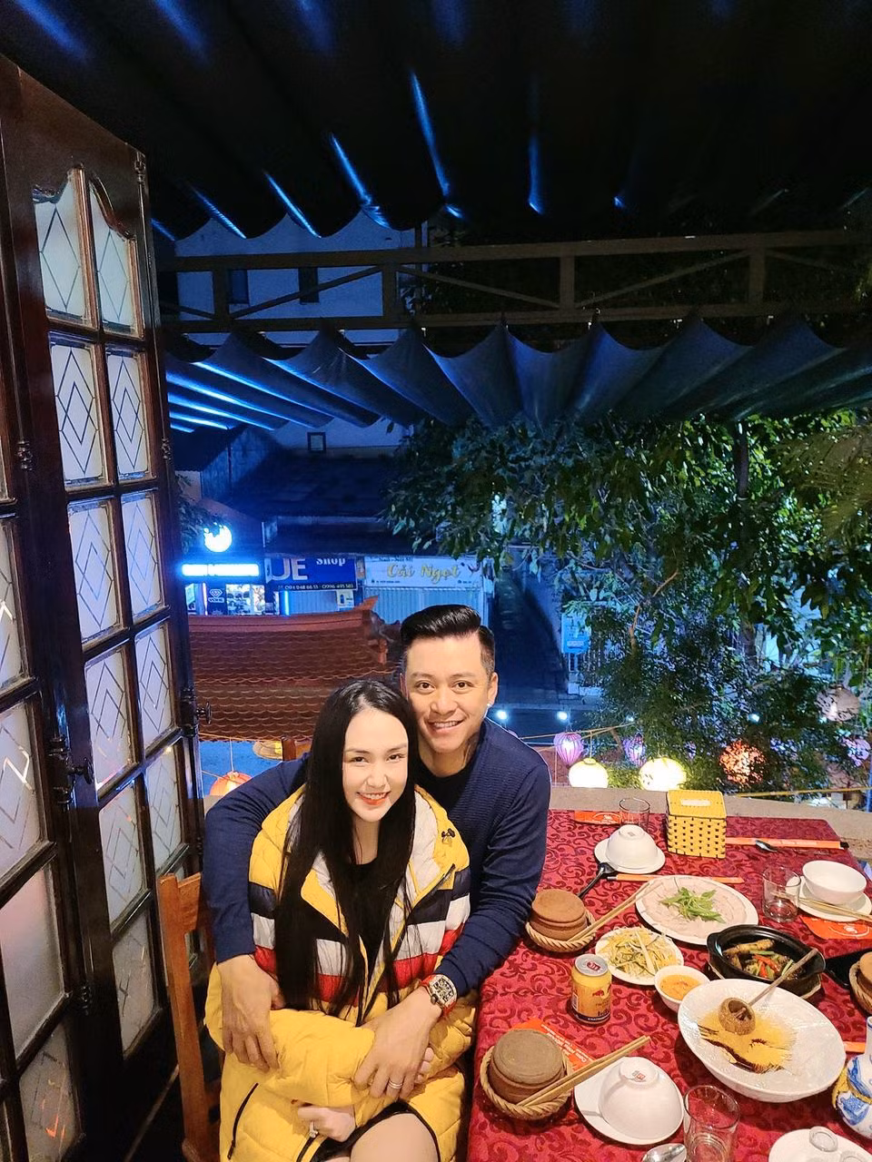 Tuấn Hưng hẹn hò cùng bà xã tại Huế. Anh viết: "Hơi lạnh một tí, đủ lãng mạn để nhớ lại lần đầu tiên 2 vợ chồng đi chơi lúc mới yêu nhau".