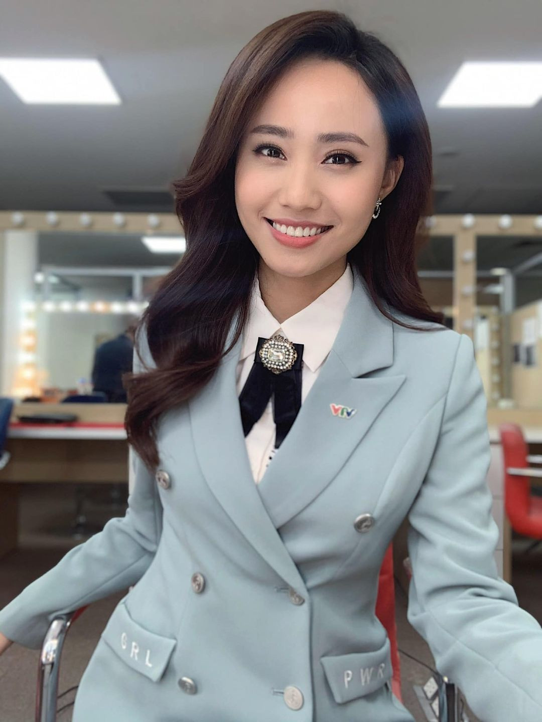 "Góp một giọt nắng đầu tuần", BTV Xuân Anh rạng rỡ trước giờ lên sóng.