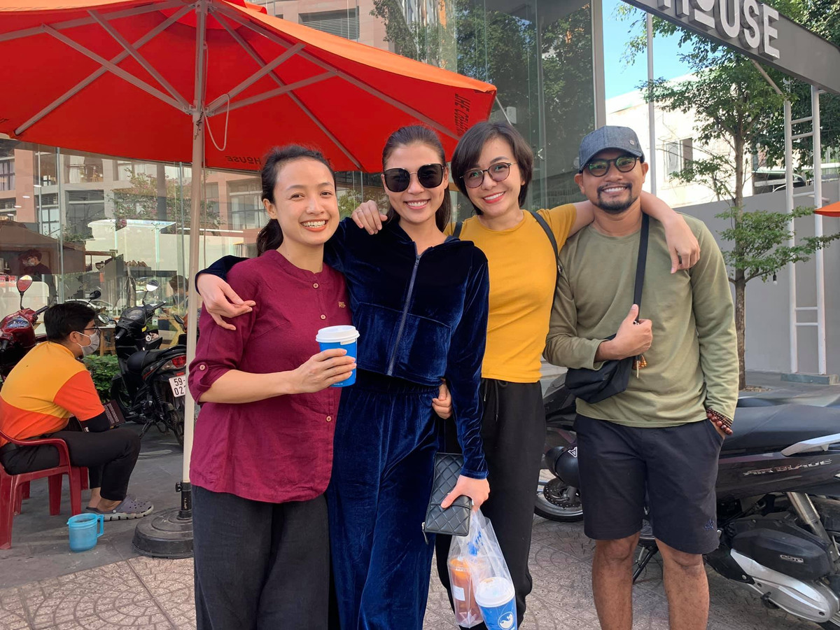 Thuý Diễm cùng Lê Bê La và vợ chồng Huỳnh Đông giản dị đi chùa đầu tuần.