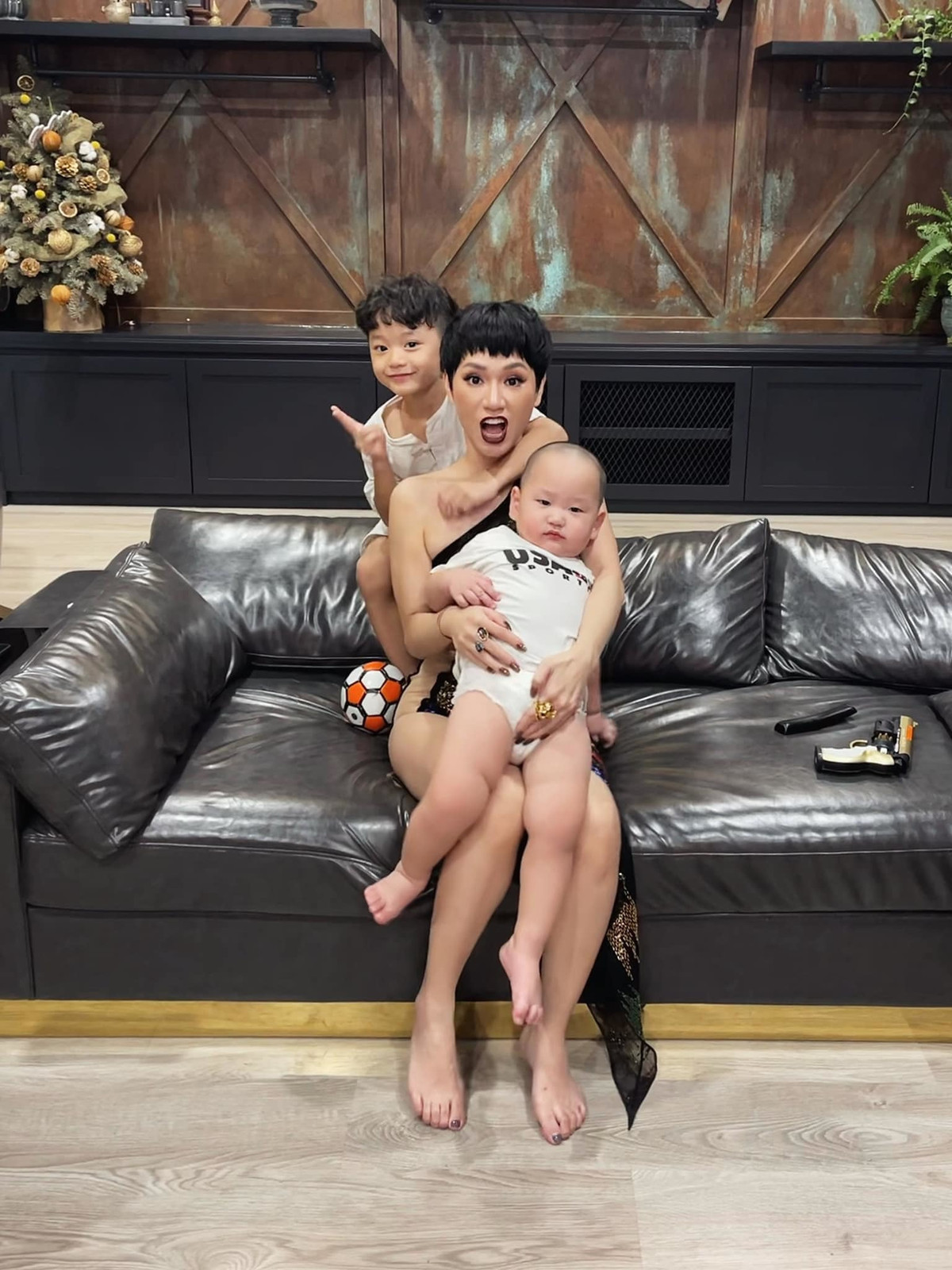 Trà My idol chia sẻ loạt ảnh hài hước bên cạnh 2 cậu con trai đáng yêu.