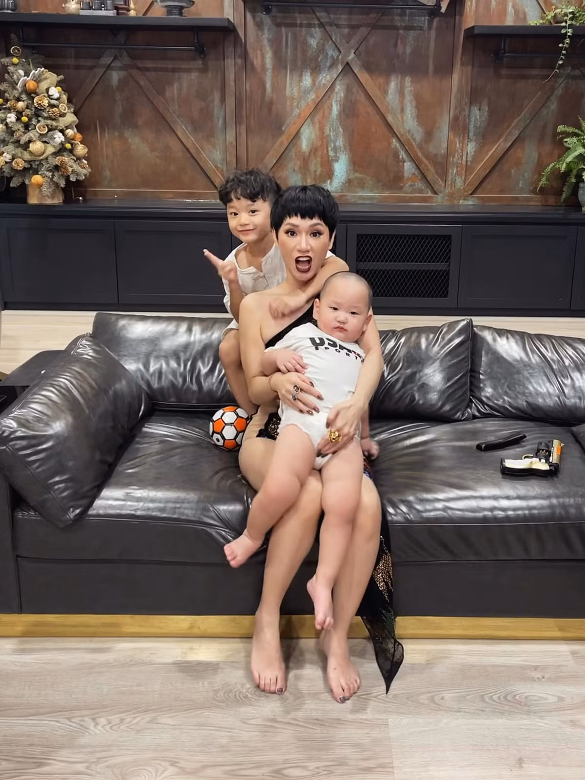Trà My idol chia sẻ loạt ảnh hài hước bên cạnh 2 cậu con trai đáng yêu.