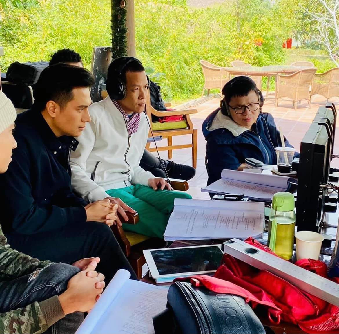 Việt Anh đăng ảnh bận rộn dịp cuối năm.