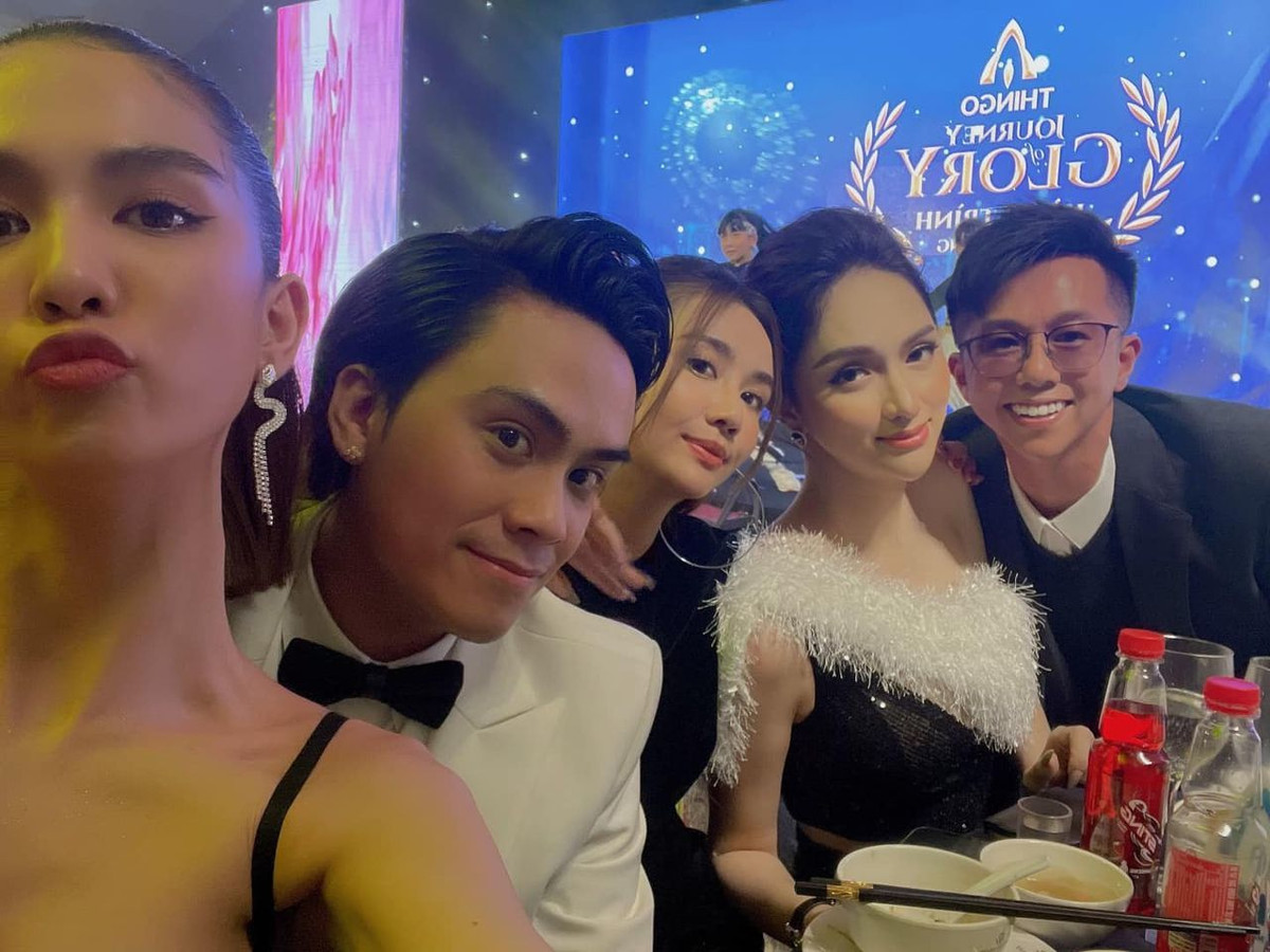 MC Thái Dũng chia sẻ bức ảnh hội ngộ cùng Ngọc Trinh, Hương Giang và Huyền Lizzie tại sự kiện.