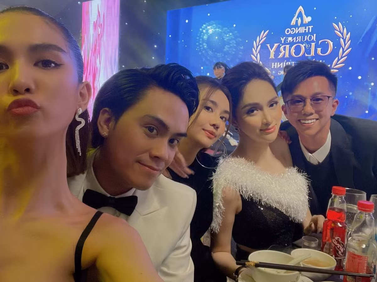 MC Thái Dũng chia sẻ bức ảnh hội ngộ cùng Ngọc Trinh, Hương Giang và Huyền Lizzie tại sự kiện.