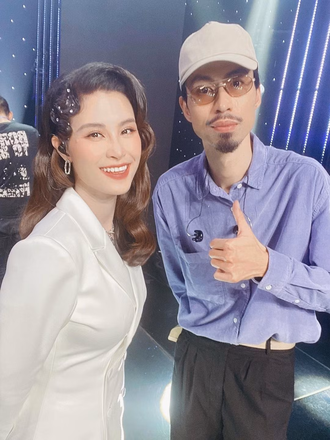 Đông Nhi gây chú ý với bức ảnh chụp cùng Đen Vâu. Nhiều người háo hức dự đoán sẽ có một sản phẩm âm nhạc hợp tác chung giữa 2 người.