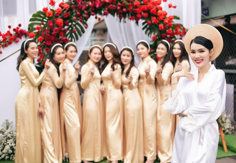 Chia sẻ với truyền thông về hình ảnh dàn siêu xe đang gây sốt trên mạng xã hội, Phối Phối cho biết đó là của nhà chồng. Còn chiếc xe hoa là của chồng tặng cô làm quà cưới.