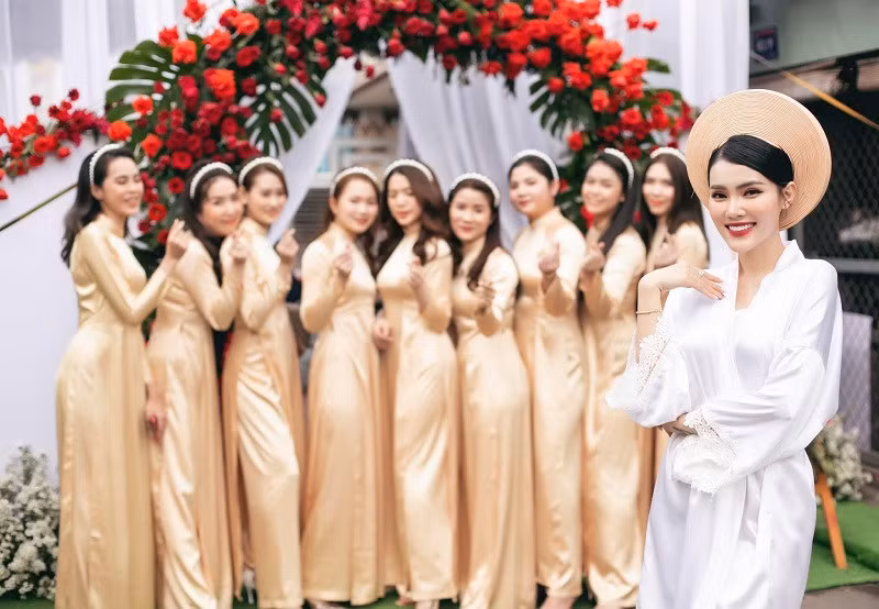 Chia sẻ với truyền thông về hình ảnh dàn siêu xe đang gây sốt trên mạng xã hội, Phối Phối cho biết đó là của nhà chồng. Còn chiếc xe hoa là của chồng tặng cô làm quà cưới.