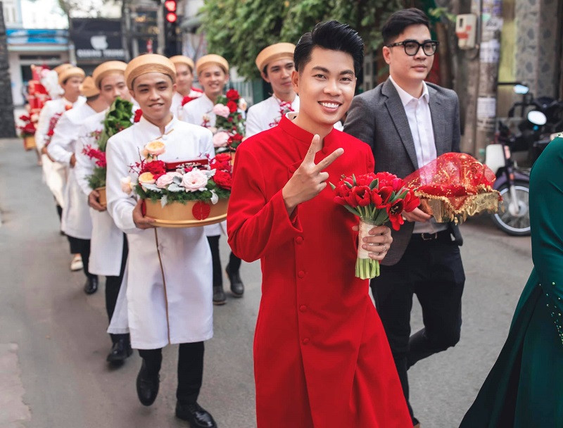 Tưởng là nhân vật nào xa lạ, thế nhưng cô dâu cũng là gương mặt quen thuộc đối với nhiều bạn trẻ. Đó là huấn luyện viên Yoga và mẫu ảnh nổi tiếng Vòng Phối Phối (sinh năm 1994).