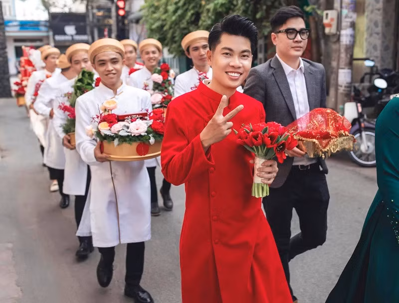 Tưởng là nhân vật nào xa lạ, thế nhưng cô dâu cũng là gương mặt quen thuộc đối với nhiều bạn trẻ. Đó là huấn luyện viên Yoga và mẫu ảnh nổi tiếng Vòng Phối Phối (sinh năm 1994).