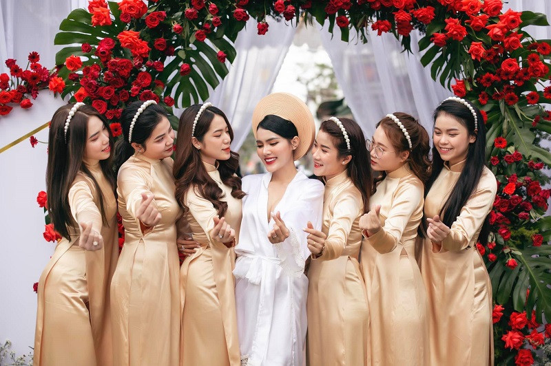 Phối Phối cho biết thêm về chuyện tình cảm của mình rằng: "Hai đứa mình quen với tìm hiểu nhau gần 8 năm rồi mới quyết định bên nhau đầu năm trước mà vướng dịch nên mình sinh em bé xong mới làm lễ rước dâu. Tụi mình mới làm lễ rước dâu thôi chưa làm tiệc cưới, dự kiến vài tháng nữa dịch ổn mới tổ chức".