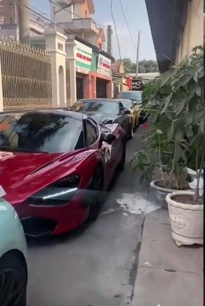 Mới đây, một đám cưới ở Đồng Nai lại gây sốt mạng xã hội với sự xa hoa cùng dàn siêu xe rước dâu xịn không kém.