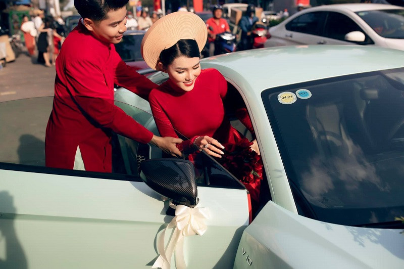 Ngoài dàn xế hộp tiền tỷ trên, một nhân vật cũng nhận được nhiều sự chú ý không kém đó chính là cô dâu.