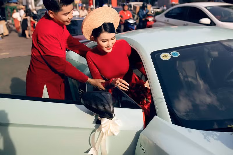 Ngoài dàn xế hộp tiền tỷ trên, một nhân vật cũng nhận được nhiều sự chú ý không kém đó chính là cô dâu.