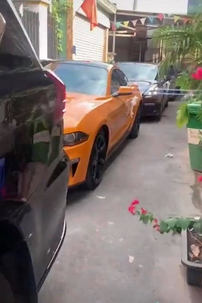 Cụ thể, người dùng mạng xã hội được một phen xôn xao trước hình ảnh dàn siêu xe khủng xuất hiện tại một lễ rước dâu ở Đồng Nai.