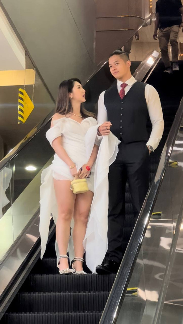 Xuất hiện cùng bạn trai đầy quyến rũ trong chiếc đầm trắng đầy quyến rũ nhưng Hà My bị nhận xét có phần mũm mĩm hơn so với ảnh đăng trên mạng xã hội, đặc biệt là đôi chân khá "chắc chắn".