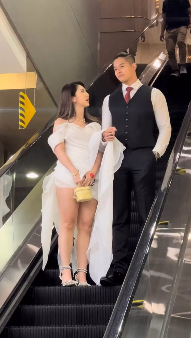 Xuất hiện cùng bạn trai đầy quyến rũ trong chiếc đầm trắng đầy quyến rũ nhưng Hà My bị nhận xét có phần mũm mĩm hơn so với ảnh đăng trên mạng xã hội, đặc biệt là đôi chân khá "chắc chắn".