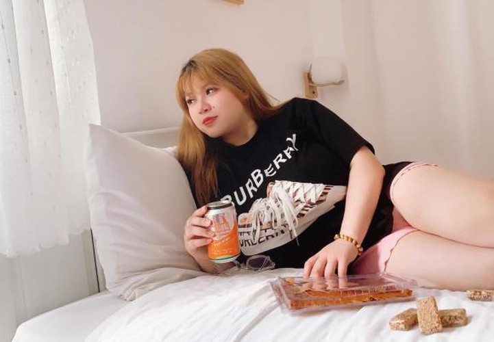 Cụ thể, trên ngay trang cá nhân của Thu Trang, cô bạn công khai đường link dẫn về website O.F, đây là nền tảng hỗ trợ những người sáng tạo nội dung kinh doanh những content 18+.