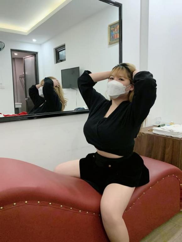 Đây không phải lần đầu Thu Trang chụp ảnh với chiếc ghế này. Bộ ảnh từng được cô nàng chụp năm 18 tuổi và nhận về rất nhiều ý kiến trái chiều.